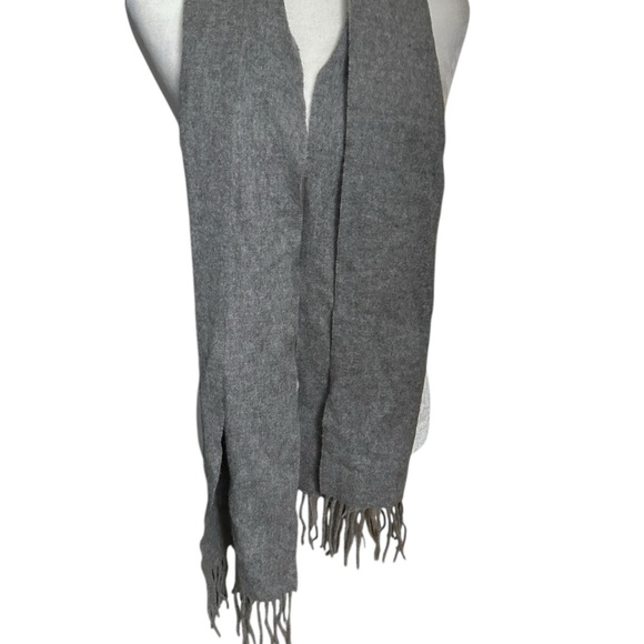 Bloomingdales The Mens Store Scarf with Fringe 100% Cashmere Light Gray NWT - Picture 3 of 7